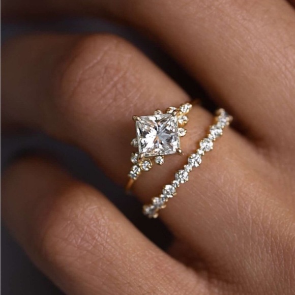 Elegant Gold Diamond Ring - Picture 2 of 9